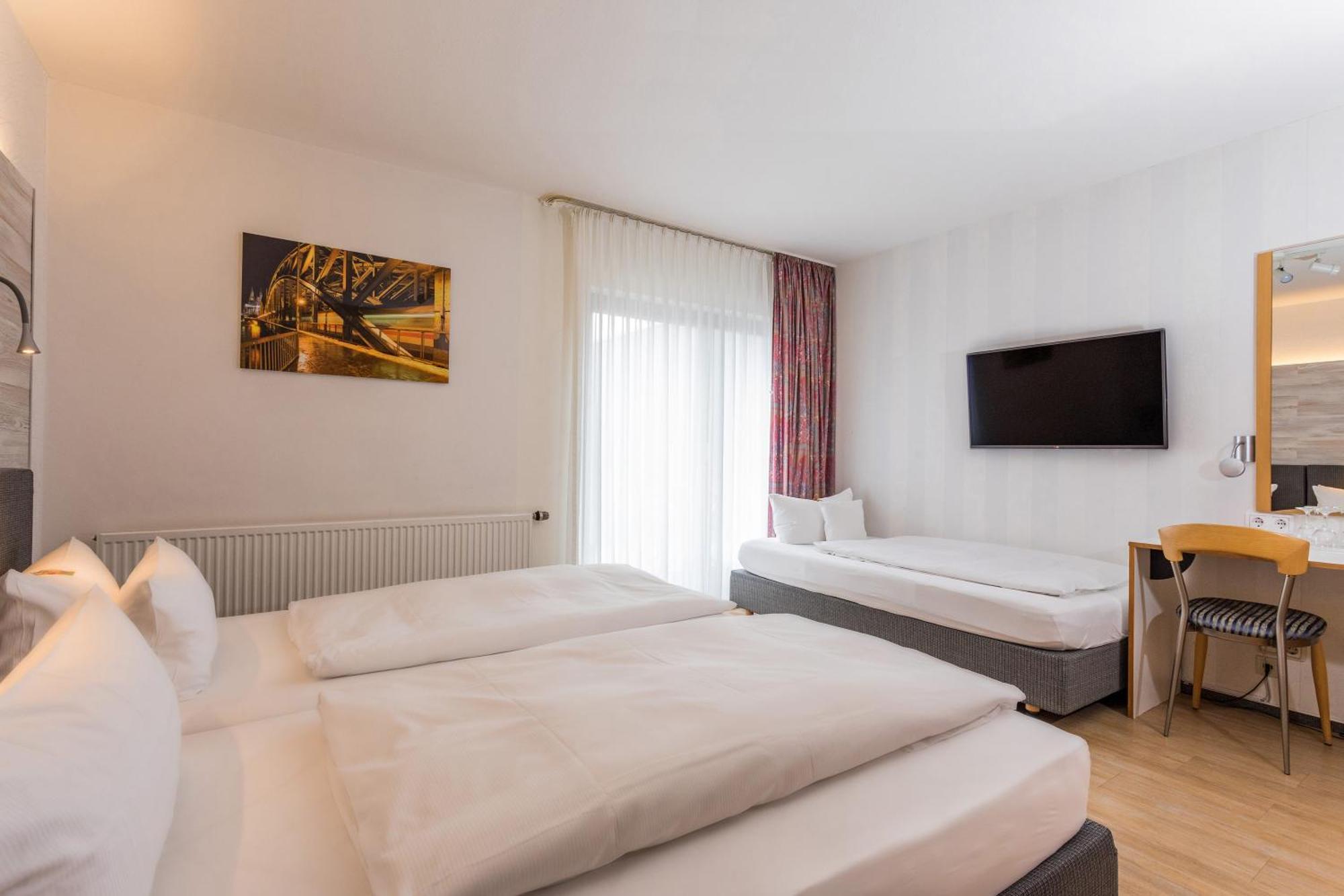 Hotel & Wirtshaus Hansen Бергиш Гладбах Екстериор снимка