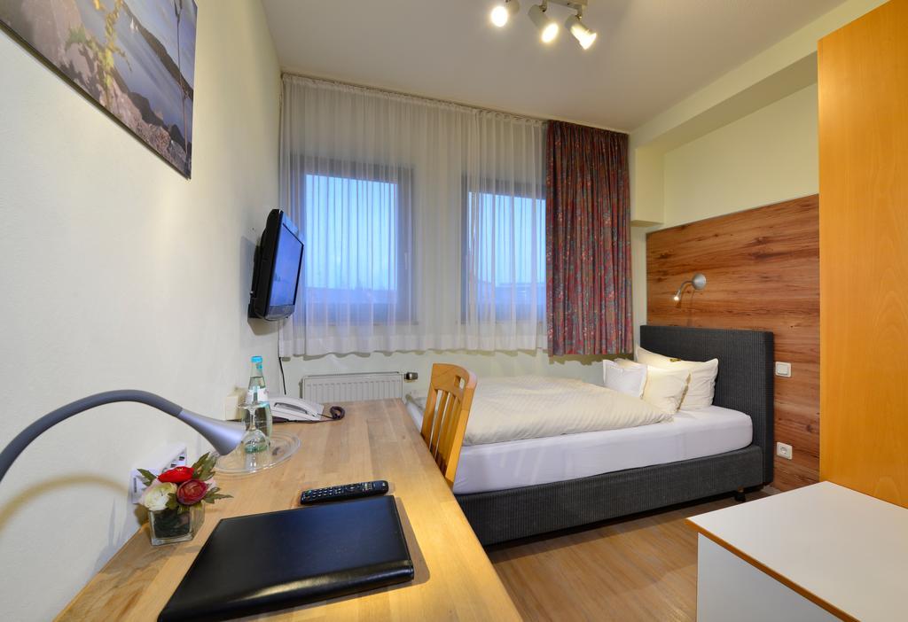 Hotel & Wirtshaus Hansen Бергиш Гладбах Екстериор снимка